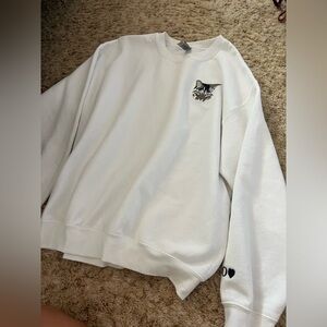 White sweatshirt with cat embroidered